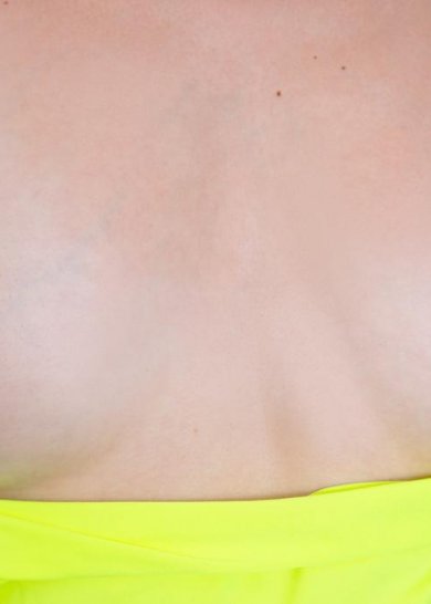 Брюнетистая красавица снимает трусики Фото 1