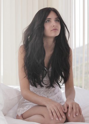 Черноволосая секс бомба позирует Фото #4