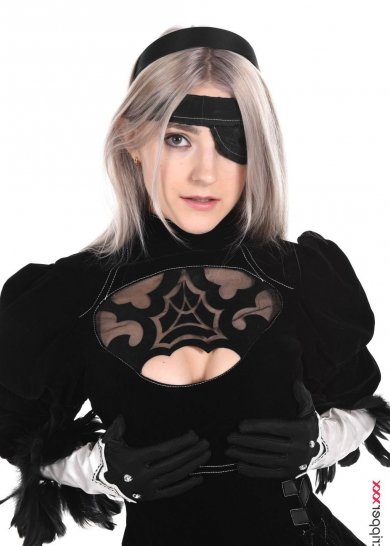 Удивительная кукла снимает костюм пиратесы и позирует с мечом Фото 2