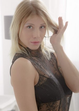 Натуральная блондинка Вера теряет свою анальную девственность во время ММФ секса 63941157