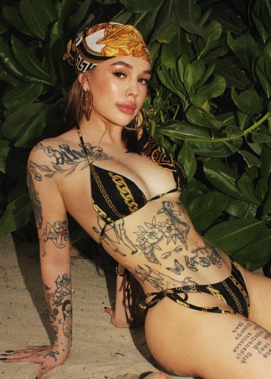 Большая жопа Инстасамки после увеличения в купальнике фото 6