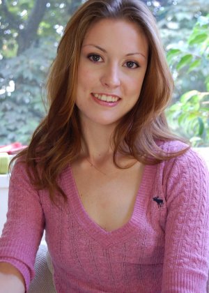 Первый таймер Кэнди Кейт обнажает свои маленькие сиськи, прежде чем потереть свою голую киску