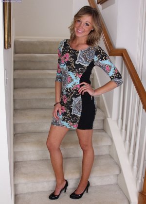 Горячая любительница Эшли Джонс мигает обнаженной юбкой, раздеваясь, чтобы показать красивые сиськи