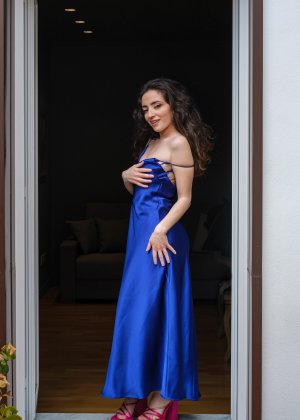 Сногсшибательная брюнетка снимает свое длинное голубое платье Фото 1