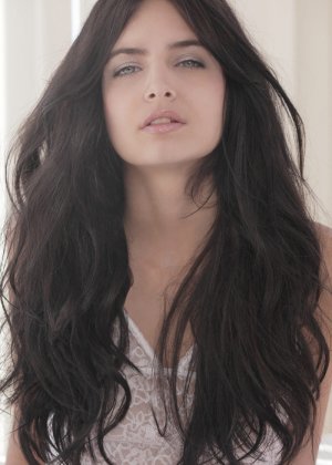 Черноволосая секс бомба позирует Фото #3