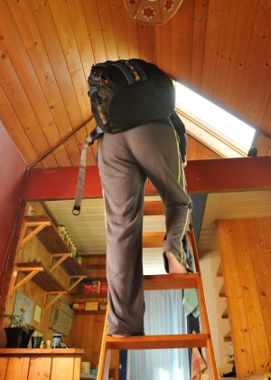 Зрелая дама устраивает показ на чердаке каюты Фото #1