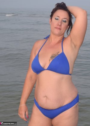 Пожилая любительница Сара Бэнкс позирует обнаженной в океане с парой подружек