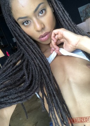 Чернокожая Кира Нуар дразнит своей маленькой жопой Фото #4