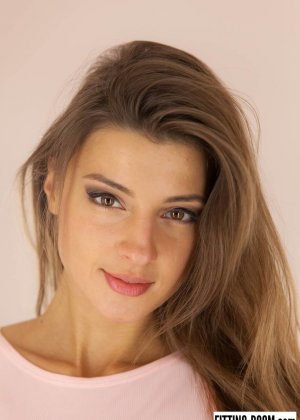 Сексуальная русская показывает анальную пробку Фото #2