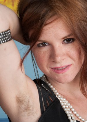 Распутная рыжая Зия показывает свое волосатое тело, позируя дома