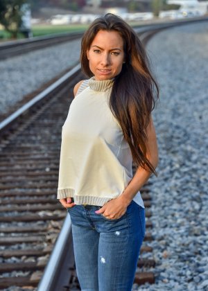 Горячая милфа показывает свои сексуальные сиськи и бритую киску Фото #11