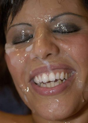 Латиноамериканская шлюха Скарлетт Марч заливает свое лицо спермой во время групповухи 52143144