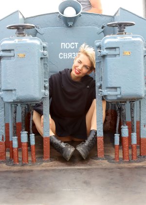 Белокурая красотка на военном корабле демонстрируя свои сексуальные ягодицы Фото 8