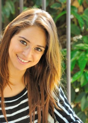 Худая молодая девушка выходит топлесс на улице Фото #1