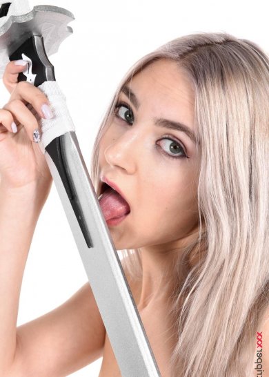 Удивительная кукла снимает костюм пиратесы и позирует с мечом Фото 10