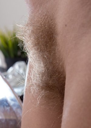 Похотливый вуайерист Айда фотографирует свою волосатую вагину и отвисшие сиськи