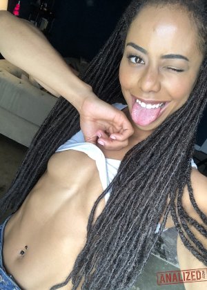 Чернокожая Кира Нуар дразнит своей маленькой жопой Фото #1