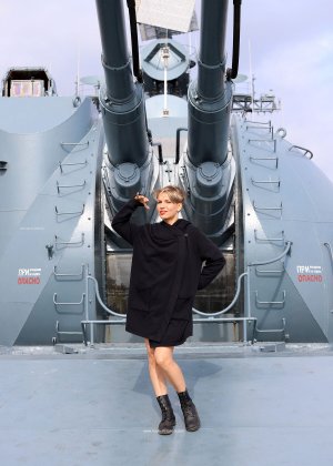 Белокурая красотка на военном корабле демонстрируя свои сексуальные ягодицы Фото 9