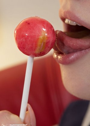 Молодая блондинка Ariel снимает свой наряд Фото #10