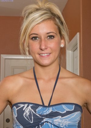 Любительская блондинка Лили Бэнкс сверкает своими белыми хлопчатобумажными трусиками, прежде чем обнажиться