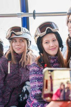 Марго фон Тиз и Элис Флор в фильме 