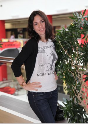 Горячая брюнетка Fox A снимает бикини Фото #2