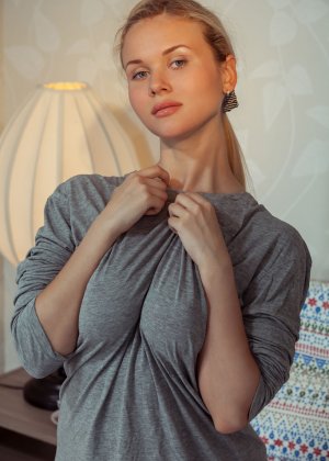 Красивая девушка-подросток Кэролайн Абель раскрывает свои красивые сиськи и гладкую вагину 41714967