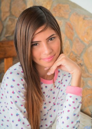 Милашка трахает пальцами бритую киску Фото #2