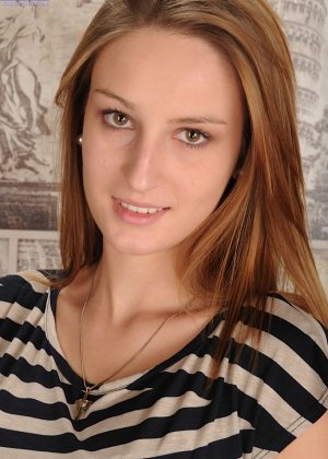 Любительская худенькая студентка Маки Уинслетт на каблуках обнажает тугую попку и лысую киску