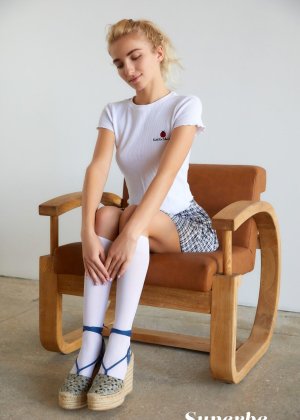 Симпатичная красотка с идеальной фигурой еще целка Фото 1