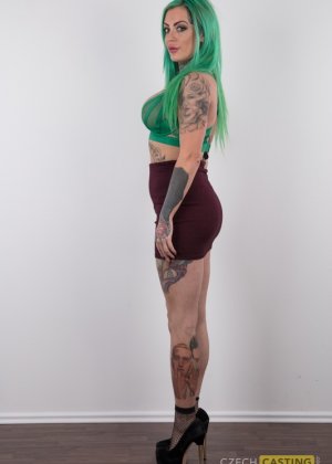 Татуированная девушка с зелеными волосами Фото #4