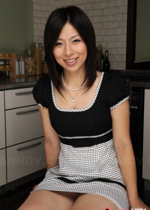 Закованная в наручники японская жена Химеки Каэдэ получает поклонение своим сексуальным сиськам