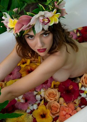 Девушка привлекательно раздевается Фото 9