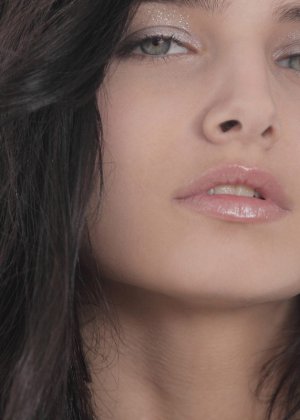 Черноволосая секс бомба позирует Фото #6