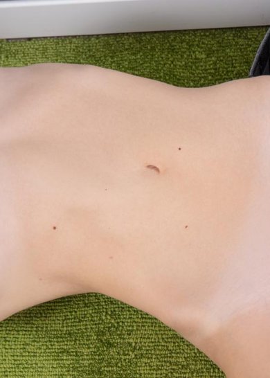 Брюнетистая красавица снимает трусики Фото 17