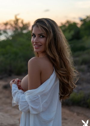 Демонстрация зрелой фигуры на открытом воздухе Фото 10