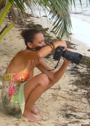 Худенькая девушка-подросток с каштановыми волосами Mia D демонстрирует свою аппетитную киску на пляжном полотенце