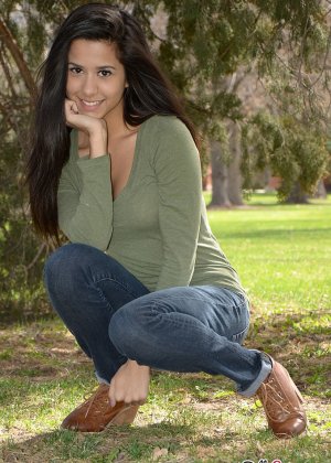 Миниатюрная новичок Натали Грин немного поблескивает задницей и это все