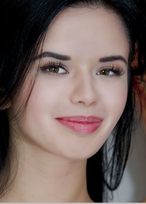 Длинноногая брюнетка красотка Кармен Саммер раздвигает бритую киску подростка