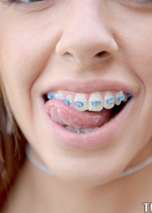 Невинная рыжая в бикини Фото #14