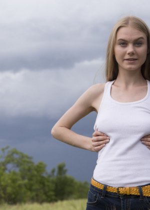 Бледные маленькие сиськи блондинка позирует Фото #4