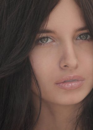 Черноволосая секс бомба позирует Фото #2