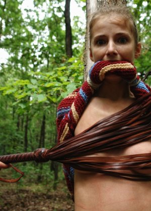 Миниатюрную блондинку пороют, привязав к дереву в лесу