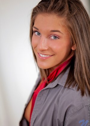 Симпатичная студентка Картер Фокс сползает джинсовые шорты вниз, чтобы показать красивые ягодицы