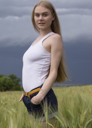 Бледные маленькие сиськи блондинка позирует Фото #2